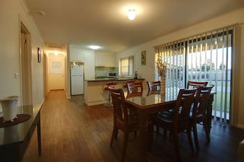 DBJ Holiday Units - Inverell Accommodation 3