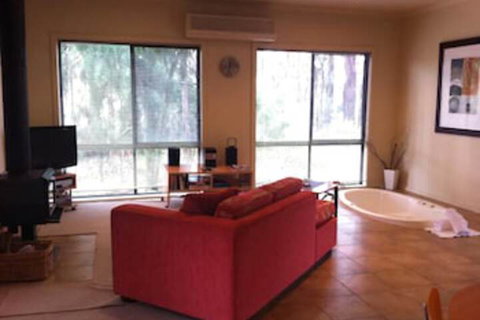 Idyllic Retreat For 4 People In Beautiful Otway Ranges, Recharge & Refresh In Hot Tub - Inverell Accommodation 5