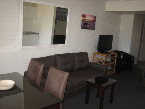 Regency Waterfront Motel - Inverell Accommodation 7