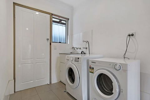 Adelaide Holiday Homes - Inverell Accommodation 2