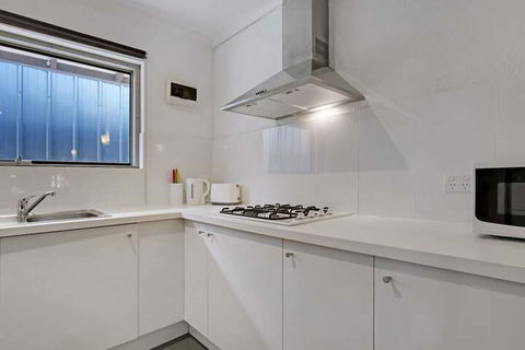 Adelaide Holiday Homes - Inverell Accommodation 6