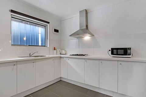Adelaide Holiday Homes - Inverell Accommodation 5