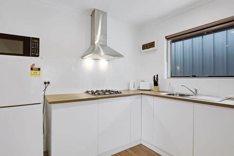 Adelaide Holiday Homes - Inverell Accommodation 4