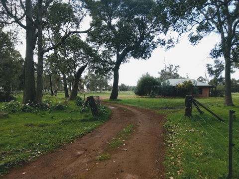 Dunsborough Rail Carriages & Farm Cottages - Inverell Accommodation 5
