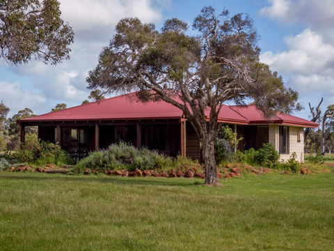 Dunsborough Rail Carriages & Farm Cottages - Inverell Accommodation 2