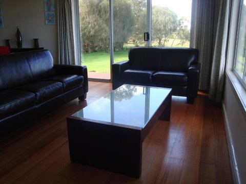 Absolute Waterfront Cottage - Inverell Accommodation 2