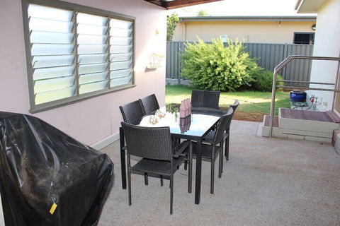 Indulge Homes - 77 Olive - Inverell Accommodation 5