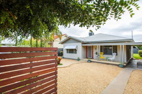 Indulge Homes - 77 Olive - Inverell Accommodation 0