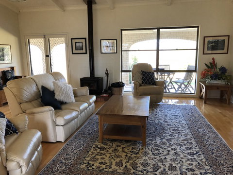 Dam It Getaway- Homestead - Inverell Accommodation 3