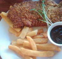 Dining at the Findon Hotel - Inverell Accommodation