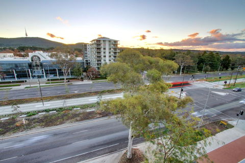 IQ Smart Apartments 704 Braddon ACT - Inverell Accommodation 6