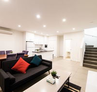 3BR Townhouse Double Garage walk to Lake Ginninderra - Inverell Accommodation