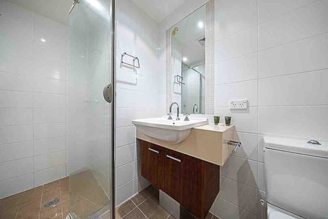 Spacious 1BR Stylish New Acton Apartment +Parking - Inverell Accommodation 17