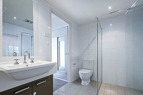 Spacious 1BR Stylish New Acton Apartment +Parking - Inverell Accommodation 9