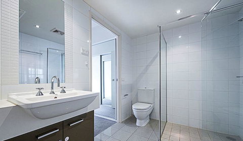 Spacious 1BR Stylish New Acton Apartment +Parking - Inverell Accommodation 3