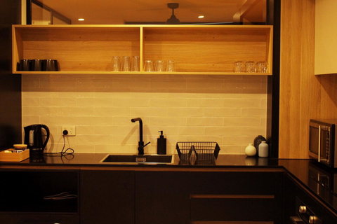 Stylish, Modern, Cute As A Button - Braddon CBD - Inverell Accommodation 9