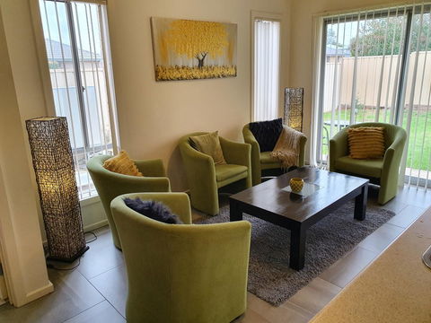 Explore Adelaide, Gawler, The Barossa And Clare Valleys All-in-one - Inverell Accommodation 1