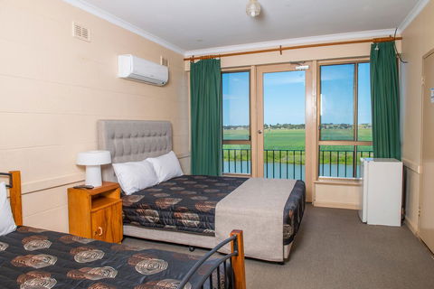 Tailem Bend Riverside Hotel - Inverell Accommodation 0