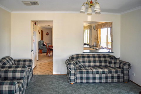 Baywatch - Inverell Accommodation 5