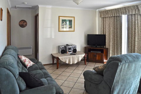 Baywatch - Inverell Accommodation 10