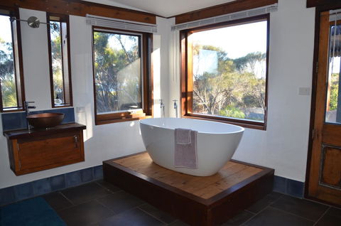 Of Stone & Wood Guesthouse - Inverell Accommodation 14