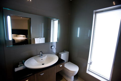 The Commodore - Inverell Accommodation 13