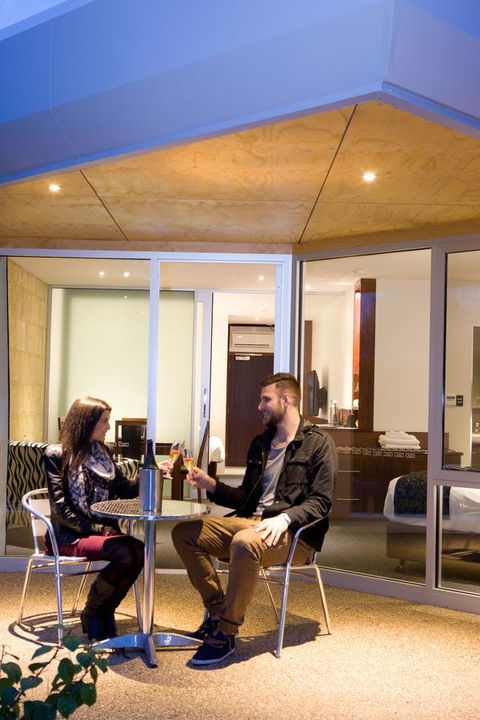 The Commodore - Inverell Accommodation 8