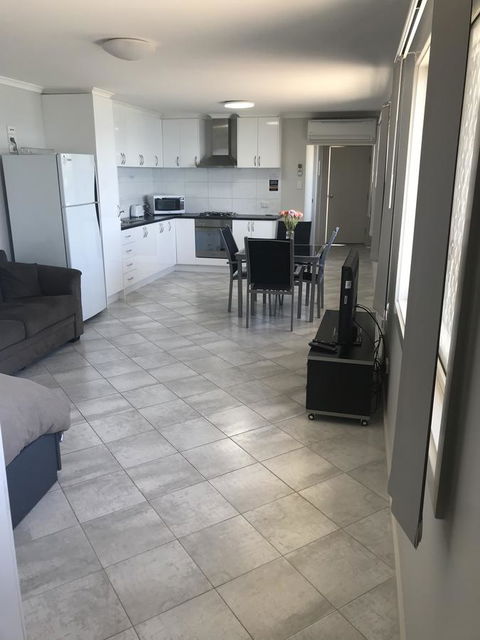 Beachside & Jetty View Apartment 6 - Captain\'s Apt - Inverell Accommodation 4