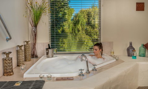 Chimes Spa Retreat - Inverell Accommodation 15