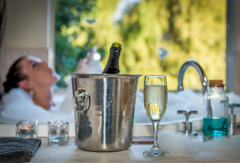 Chimes Spa Retreat - Inverell Accommodation 16