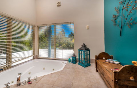 Chimes Spa Retreat - Inverell Accommodation 9