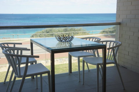 Cottesloe Beachfront Ocean View Apartment - Inverell Accommodation 5