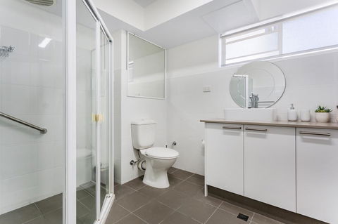 Laman Lodge, Unit 2, 15 Laman Street - Inverell Accommodation 11