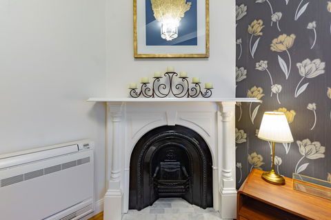 Heritage Townhouse Near Harbour Bridge - Inverell Accommodation 8