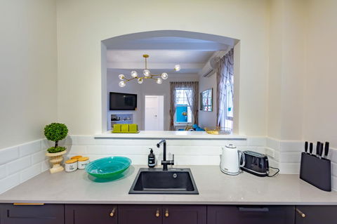 Heritage Townhouse Near Harbour Bridge - Inverell Accommodation 13