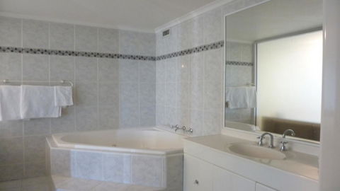 Darling Harbor Apartment - Inverell Accommodation 3