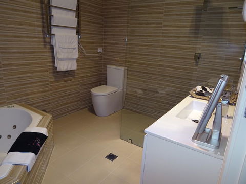 Romanz In The Valley (Luxury B&B) - Inverell Accommodation 9