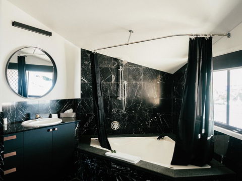 Waves Byron Bay - Inverell Accommodation 22