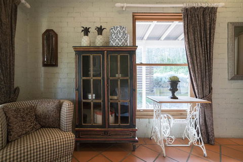 Thistle Hill Guesthouse - Walk To Many Wineries And Restaurants - Inverell Accommodation 24