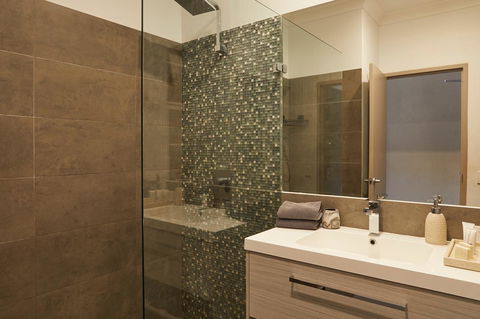 Byron Quarter Apartments - Inverell Accommodation 9