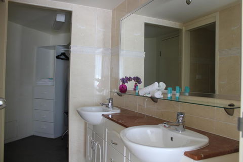 The Boathouse Resort Luxury Apartments - Inverell Accommodation 7