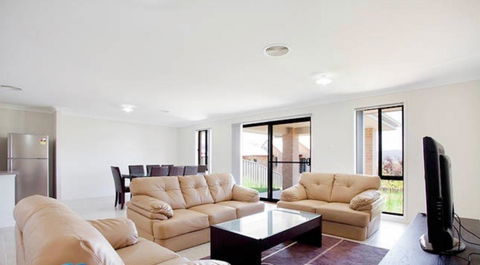 Jindabyne Executive - Inverell Accommodation 5