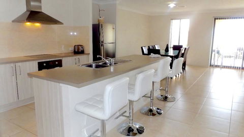 Jindabyne Executive - Inverell Accommodation 8