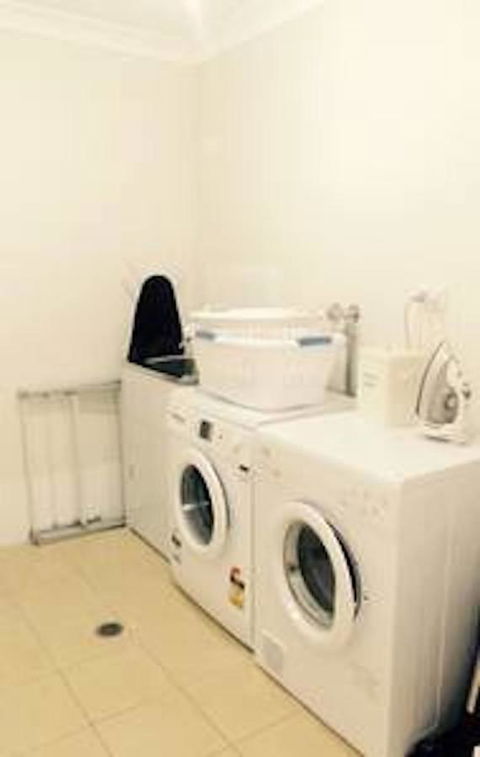 Jindabyne Executive - Inverell Accommodation 9