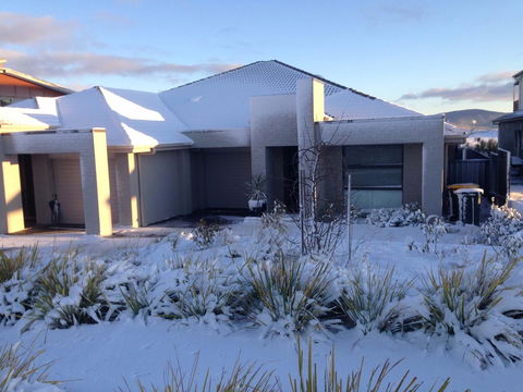 Jindabyne Executive - Inverell Accommodation 0