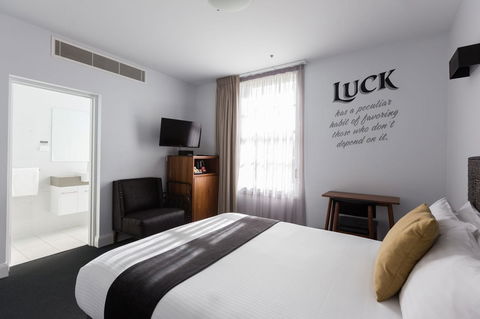 The Lucky Hotel - Inverell Accommodation 24