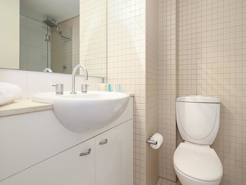 Lower Bridge And Sails - Executive 2BR Darlinghurst Apartment With Balcony And Rooftop Views - Inverell Accommodation 10