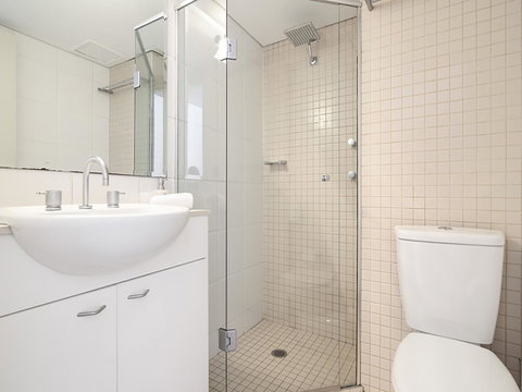 Lower Bridge And Sails - Executive 2BR Darlinghurst Apartment With Balcony And Rooftop Views - Inverell Accommodation 9