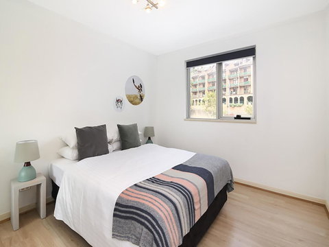 Lower Bridge And Sails - Executive 2BR Darlinghurst Apartment With Balcony And Rooftop Views - Inverell Accommodation 7