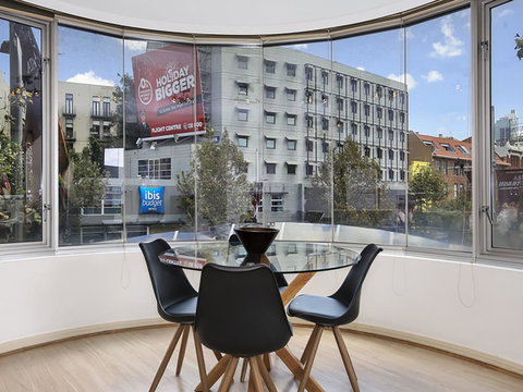 Lower Bridge And Sails - Executive 2BR Darlinghurst Apartment With Balcony And Rooftop Views - Inverell Accommodation 1